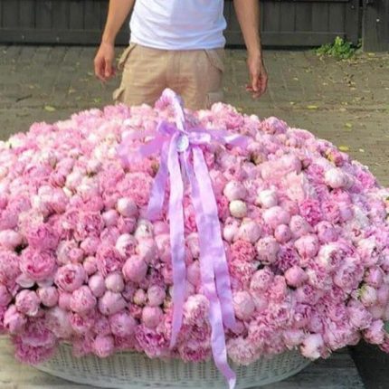 Композиция из 301 пиона в корзине