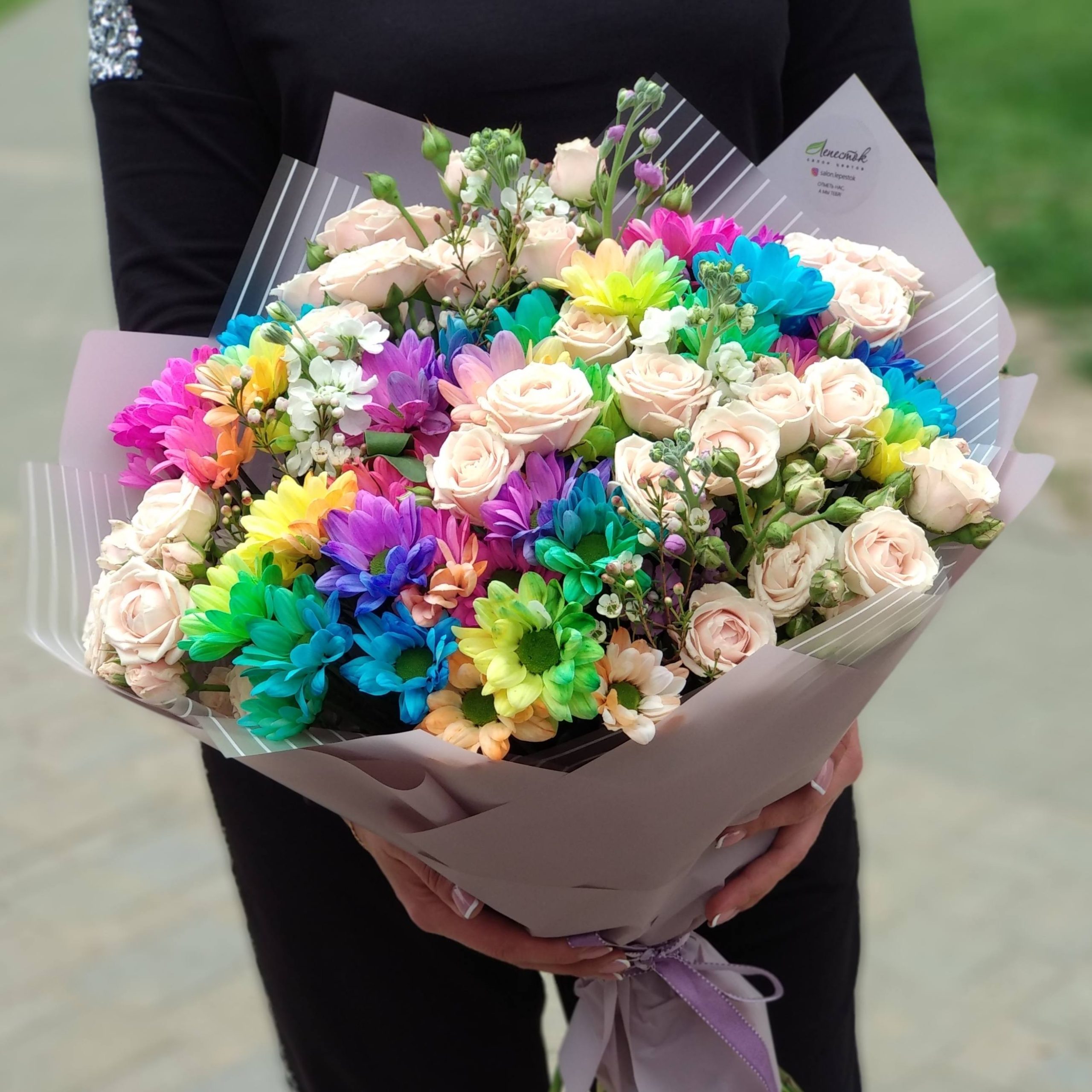 Букет из радужных хризантем, кустовых роз, маттиолы